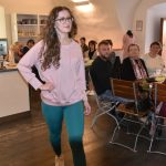 Jarní módní přehlídka v milevské klášterní kavárně nabídla kolekci plnou pastelů a „máslovky“