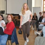 Jarní módní přehlídka v milevské klášterní kavárně nabídla kolekci plnou pastelů a „máslovky“