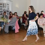 Jarní módní přehlídka v milevské klášterní kavárně nabídla kolekci plnou pastelů a „máslovky“