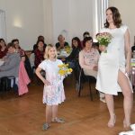 Jarní módní přehlídka v milevské klášterní kavárně nabídla kolekci plnou pastelů a „máslovky“