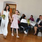 Jarní módní přehlídka v milevské klášterní kavárně nabídla kolekci plnou pastelů a „máslovky“