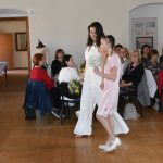 Jarní módní přehlídka v milevské klášterní kavárně nabídla kolekci plnou pastelů a „máslovky“