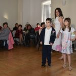 Jarní módní přehlídka v milevské klášterní kavárně nabídla kolekci plnou pastelů a „máslovky“