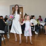 Jarní módní přehlídka v milevské klášterní kavárně nabídla kolekci plnou pastelů a „máslovky“