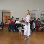 Jarní módní přehlídka v milevské klášterní kavárně nabídla kolekci plnou pastelů a „máslovky“