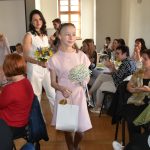 Jarní módní přehlídka v milevské klášterní kavárně nabídla kolekci plnou pastelů a „máslovky“