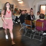 Jarní módní přehlídka v milevské klášterní kavárně nabídla kolekci plnou pastelů a „máslovky“