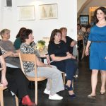 Jarní módní přehlídka v milevské klášterní kavárně nabídla kolekci plnou pastelů a „máslovky“