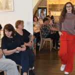 Jarní módní přehlídka v milevské klášterní kavárně nabídla kolekci plnou pastelů a „máslovky“