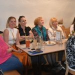 Jarní módní přehlídka v milevské klášterní kavárně nabídla kolekci plnou pastelů a „máslovky“