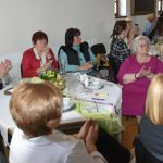 Jarní módní přehlídka v milevské klášterní kavárně nabídla kolekci plnou pastelů a „máslovky“