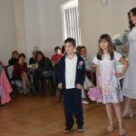 Jarní módní přehlídka v milevské klášterní kavárně nabídla kolekci plnou pastelů a „máslovky“