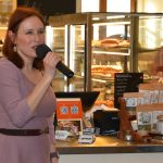 Jarní módní přehlídka v milevské klášterní kavárně nabídla kolekci plnou pastelů a „máslovky“