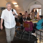 Jarní módní přehlídka v milevské klášterní kavárně nabídla kolekci plnou pastelů a „máslovky“