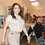 Jarní módní přehlídka v milevské klášterní kavárně nabídla kolekci plnou pastelů a „máslovky“