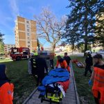 Hasiči se záchranáři transportovali pacienta z bytu v paneláku pomocí speciální plošiny