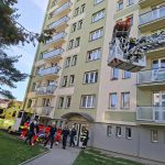 Hasiči se záchranáři transportovali pacienta z bytu v paneláku pomocí speciální plošiny