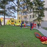 Hasiči se záchranáři transportovali pacienta z bytu v paneláku pomocí speciální plošiny