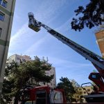 Hasiči se záchranáři transportovali pacienta z bytu v paneláku pomocí speciální plošiny