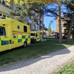 Hasiči se záchranáři transportovali pacienta z bytu v paneláku pomocí speciální plošiny