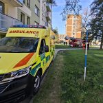 Hasiči se záchranáři transportovali pacienta z bytu v paneláku pomocí speciální plošiny