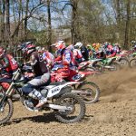 Motokros v Netolicích přilákal tisíce fanoušků. Devětasedmdesátiletý závodník oslavil narozeniny na trati