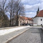 Most u milevského kláštera čeká další oprava fasády. Možná u něj přibyde i pamětní deska