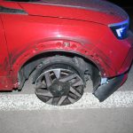 Po havárii na Krumlovsku jelo auto jen po ráfku. Řidič to neřešil, nadýchal přes 3,5 promile