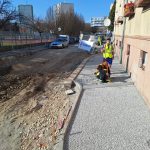 Rekonstrukce frekventované křižovatky ve Strakonicích míří do finále. Staví se i chodník a točna