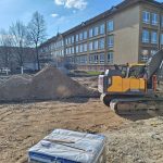 Rekonstrukce frekventované křižovatky ve Strakonicích míří do finále. Staví se i chodník a točna