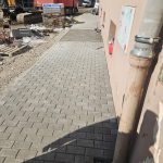 Rekonstrukce frekventované křižovatky ve Strakonicích míří do finále. Staví se i chodník a točna