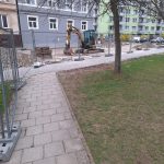 Rekonstrukce frekventované křižovatky ve Strakonicích míří do finále. Staví se i chodník a točna