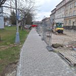 Rekonstrukce frekventované křižovatky ve Strakonicích míří do finále. Staví se i chodník a točna