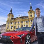 U Šarláku vyroste plavečák, starosta dostane služební Lexus, hasiči auto na vodu. Písek žije aprílem