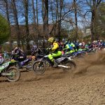 Motokros v Netolicích přilákal tisíce fanoušků. Devětasedmdesátiletý závodník oslavil narozeniny na trati