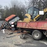 AKTUALIZOVÁNO: Řidič Audi se při předjíždění střetl s traktorem. Silnice u Jindřichova Hradce je uzavřena