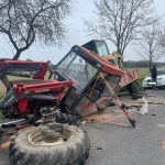 AKTUALIZOVÁNO: Řidič Audi se při předjíždění střetl s traktorem. Silnice u Jindřichova Hradce je uzavřena