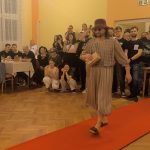 Video: Rockový mazec, rudý koberec a hasiči v róbách. Klisinečtí předvedli v Hrazánkách divokou módní přehlídku