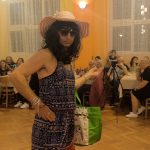 Video: Rockový mazec, rudý koberec a hasiči v róbách. Klisinečtí předvedli v Hrazánkách divokou módní přehlídku