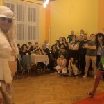 Video: Rockový mazec, rudý koberec a hasiči v róbách. Klisinečtí předvedli v Hrazánkách divokou módní přehlídku