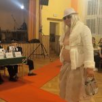 Video: Rockový mazec, rudý koberec a hasiči v róbách. Klisinečtí předvedli v Hrazánkách divokou módní přehlídku