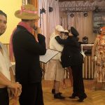 Video: Rockový mazec, rudý koberec a hasiči v róbách. Klisinečtí předvedli v Hrazánkách divokou módní přehlídku