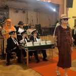 Video: Rockový mazec, rudý koberec a hasiči v róbách. Klisinečtí předvedli v Hrazánkách divokou módní přehlídku