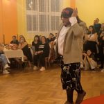 Video: Rockový mazec, rudý koberec a hasiči v róbách. Klisinečtí předvedli v Hrazánkách divokou módní přehlídku