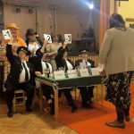 Video: Rockový mazec, rudý koberec a hasiči v róbách. Klisinečtí předvedli v Hrazánkách divokou módní přehlídku