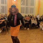 Video: Rockový mazec, rudý koberec a hasiči v róbách. Klisinečtí předvedli v Hrazánkách divokou módní přehlídku