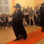 Video: Rockový mazec, rudý koberec a hasiči v róbách. Klisinečtí předvedli v Hrazánkách divokou módní přehlídku