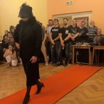 Video: Rockový mazec, rudý koberec a hasiči v róbách. Klisinečtí předvedli v Hrazánkách divokou módní přehlídku