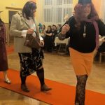 Video: Rockový mazec, rudý koberec a hasiči v róbách. Klisinečtí předvedli v Hrazánkách divokou módní přehlídku