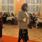 Video: Rockový mazec, rudý koberec a hasiči v róbách. Klisinečtí předvedli v Hrazánkách divokou módní přehlídku